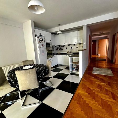 פריזרן Cozy City Center Apartment מראה חיצוני תמונה