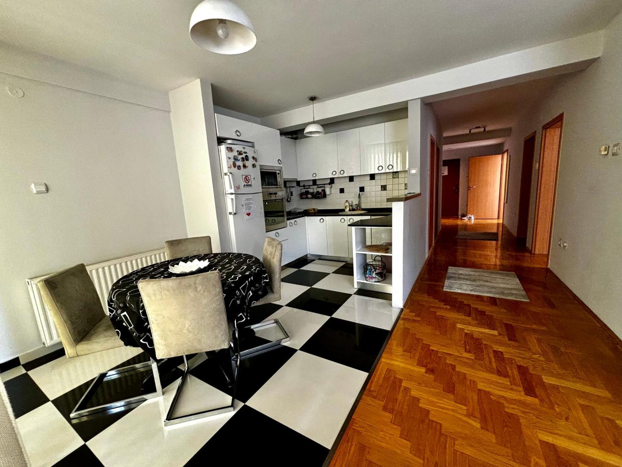 פריזרן Cozy City Center Apartment מראה חיצוני תמונה